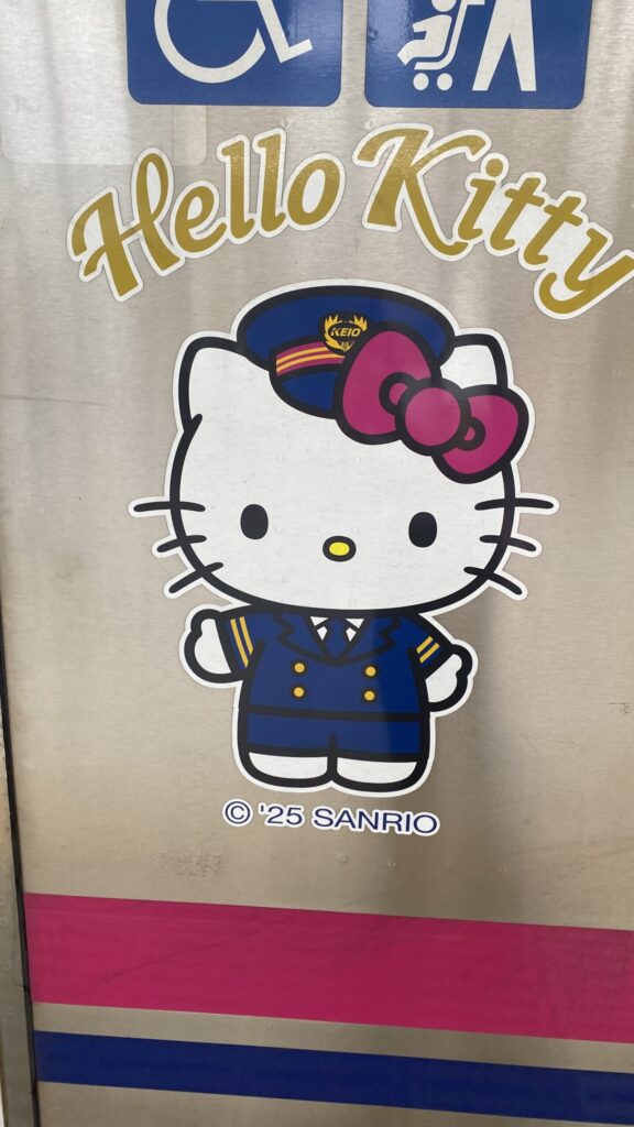 京王線ホームのハローキティのラッピング装飾