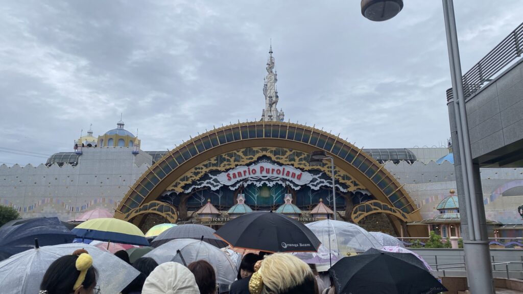 雨の中サンリオピューロランドの入場を待つ様子